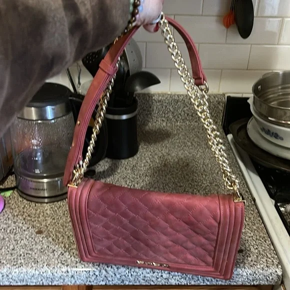 NWOT! BEBE LUCY MINI QUILTED W/ GOLD CHAIN CROSSBODY SLING BAG IN CRANBERRY! - Picture 3 of 13